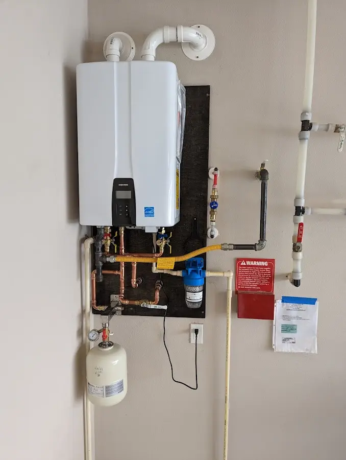 Professional plumber installing copper piping in a Peru home